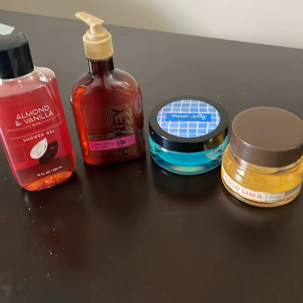 BATH AND BODY WORKS LOT 4